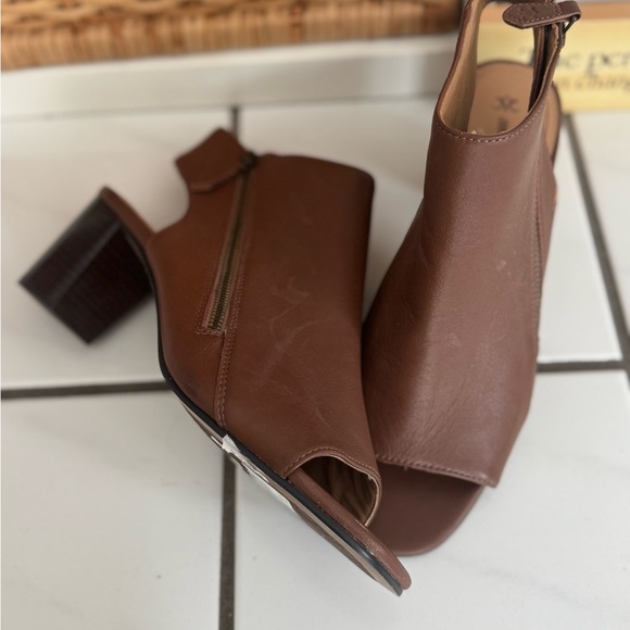 Johnston & Murphy Tan Leather Peep-Toe Mules - Picture 1 of 11
